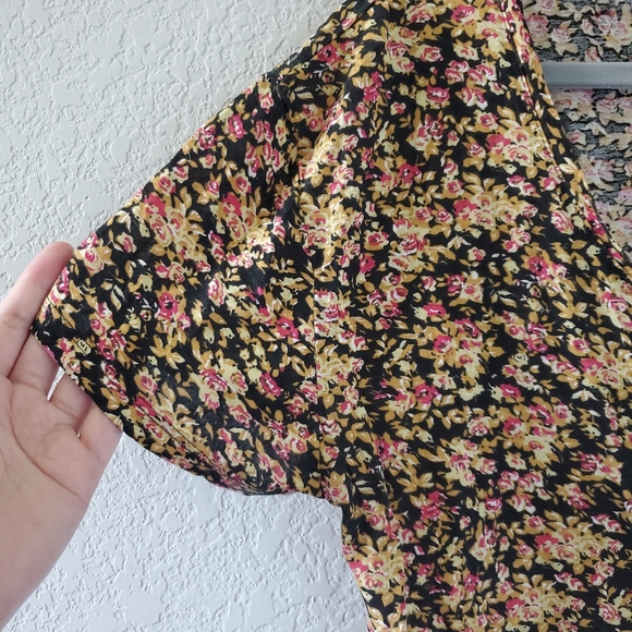 Volcom floral asymmetrical tunic top - Picture 2 of 9